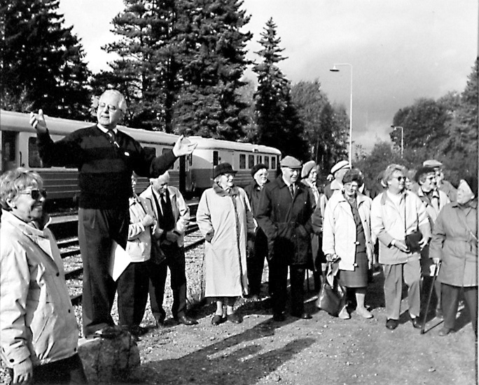 Åldermannen Per-Erik Söderlindh vid Skara Gilles utflykt till Lundsbrunn 1991.

Uppgift hämtad ur boken "Skarabilder" av Stig Rehn.
