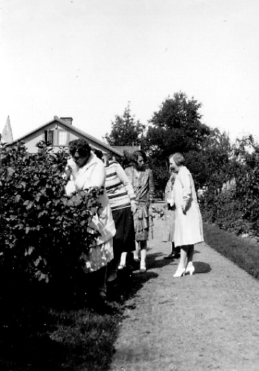 Rosa Sjöstedt i bärbuskarna, Solhem, Hjo, aug. 1929.