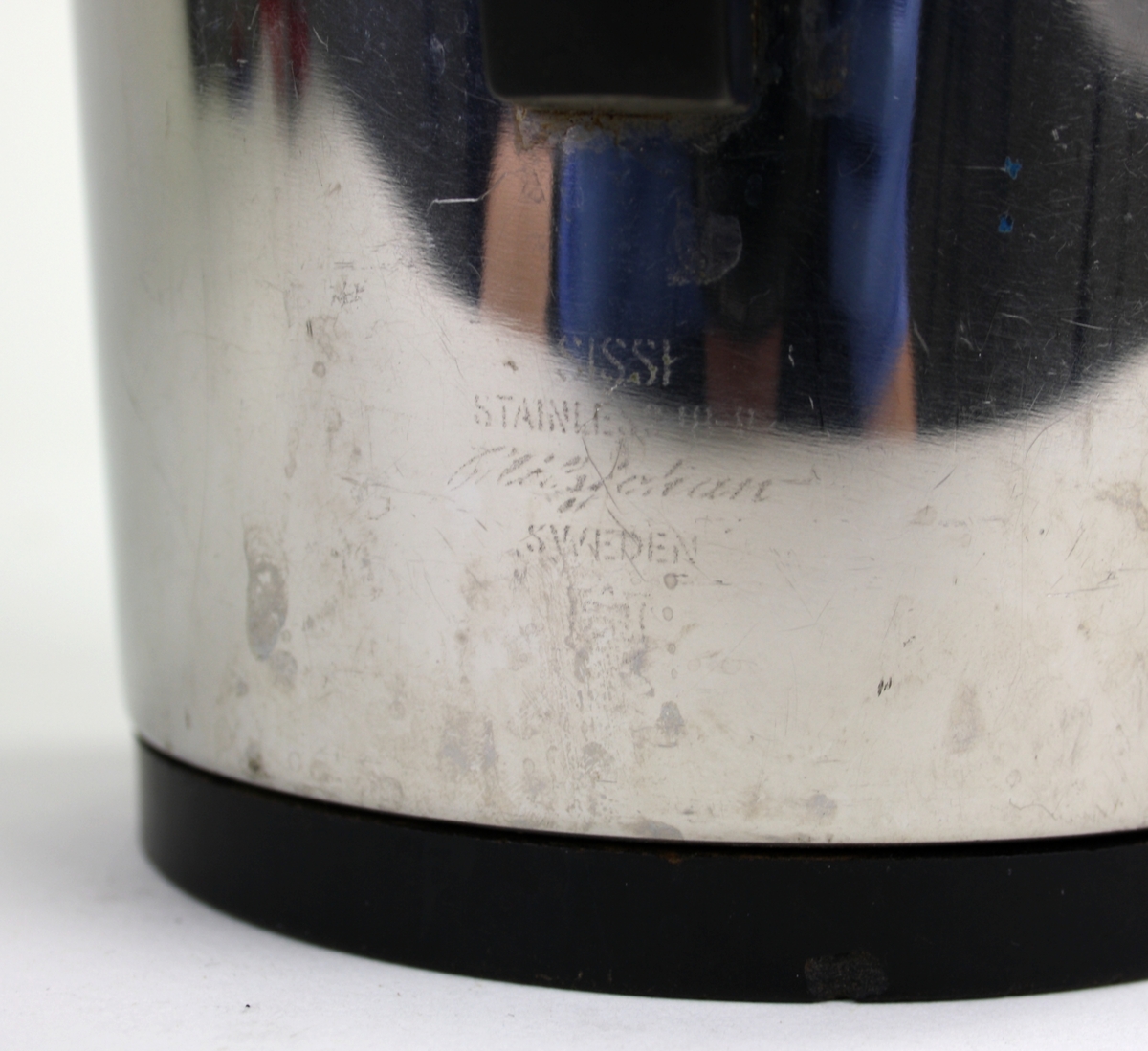 Termos kaffekanna, Sissi rostfritt stål tillverkad av Nils Johan. Bottenplatta i svart plast samt handtag och knopp i samma material.