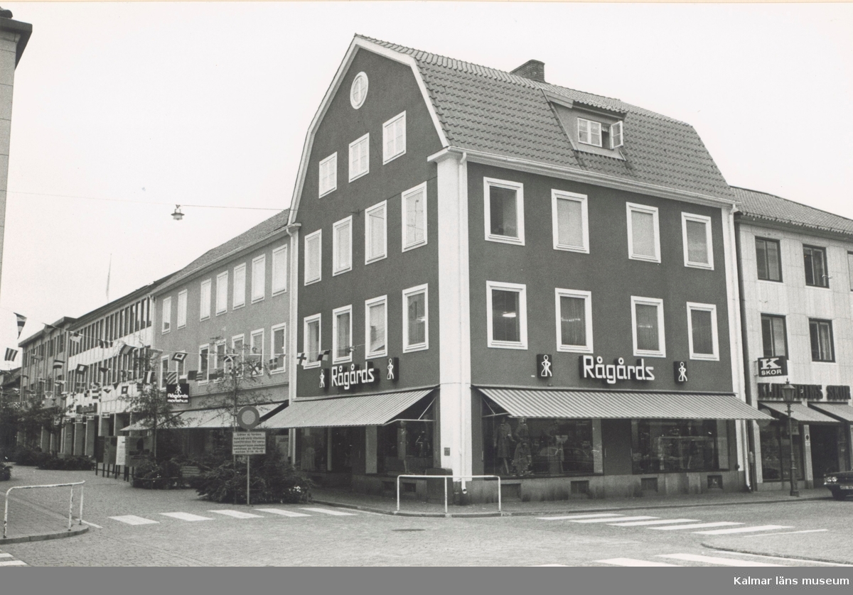 Göteborgsmagasinet, senare Rågårds modehus. Fasad mot Västra Sjögatan - Storgatan, Kvarnholmen väster om Västra Sjögatan. Bilderna är tagna inom ramen för Kalmar kommuns inventering av Kvarnholmens bebyggelse 1970-1971 och skänkta till länsmuseet.