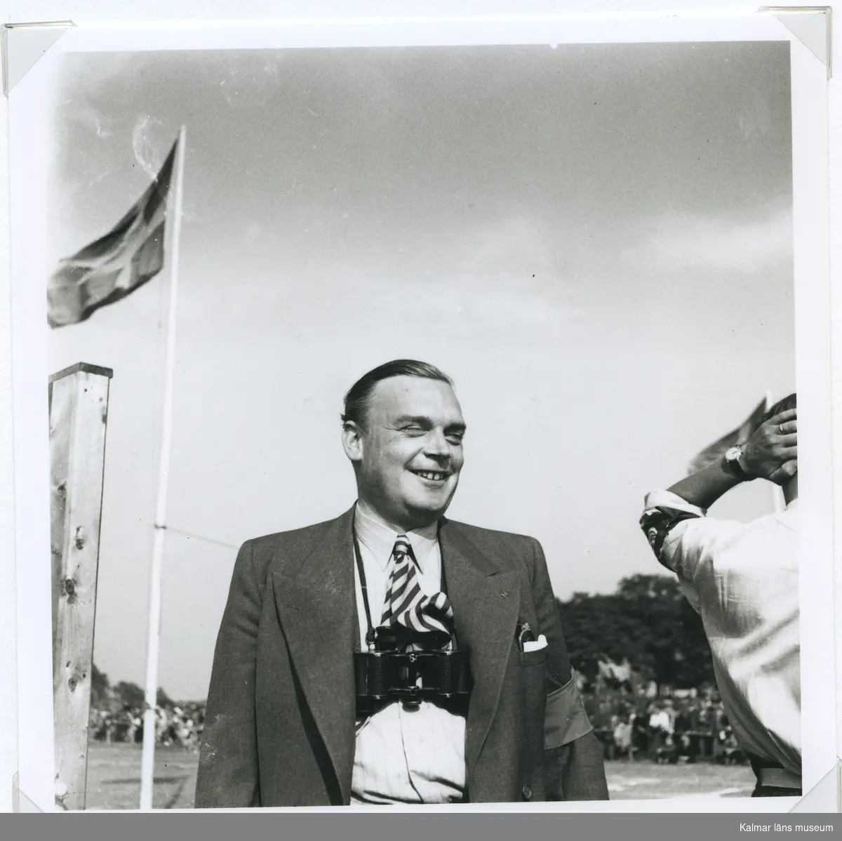 Bengt Skogström Mercedeshandlare från Växjö, Svenska Motorfederationens kontrollant på banan.

Foto 1948-09-12