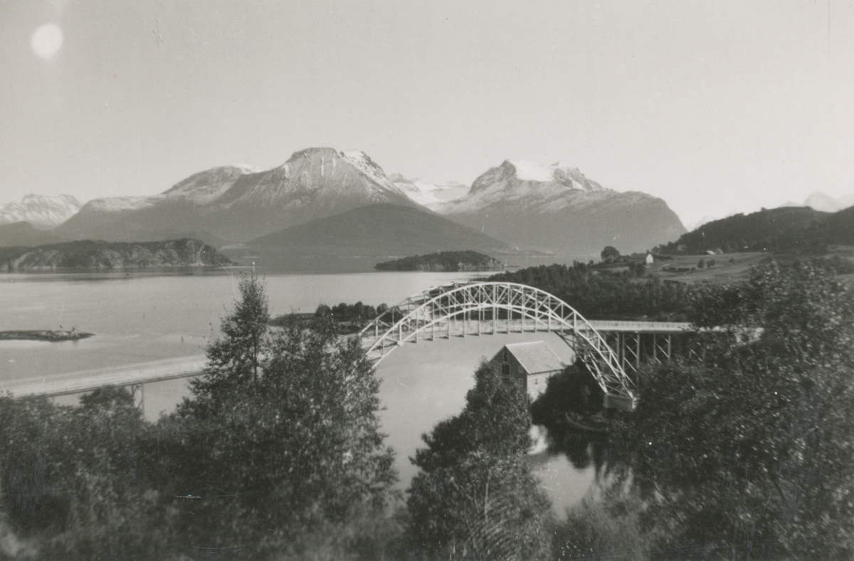 Bildeserie fra åpninga av Vegsundbrua 1938, med oversiktsbilder.