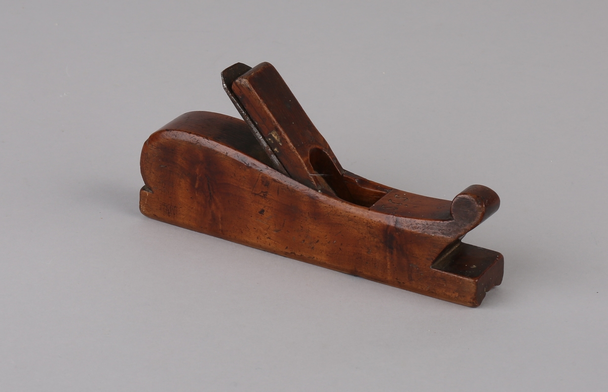 Høvel laget av polderstøtte fra det danske orlogsskipet GALATHEA som senere ble omgjort til koffardiskip (1860-årene). Listhøvel i tre og jern. Med knivblad og håndtak.
