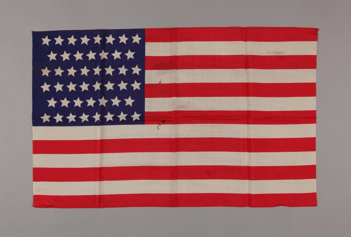 Amerikansk silkeflagg med 46 stjerner.