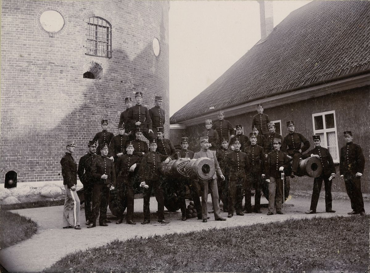 Grupporträtt av soldater vid Svea artilleriregemente A 1 på borggården Gripsholms slott, 1896-1897.