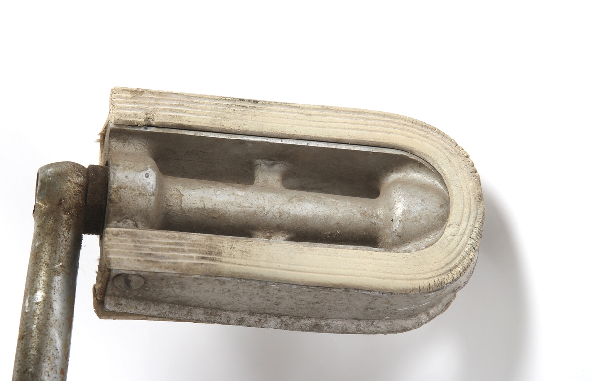 DBS damesykkel med skinntaske til verktøy under setet. Tasken inneholder en liten boks av stål og messing merket "JØS Lappesaker".