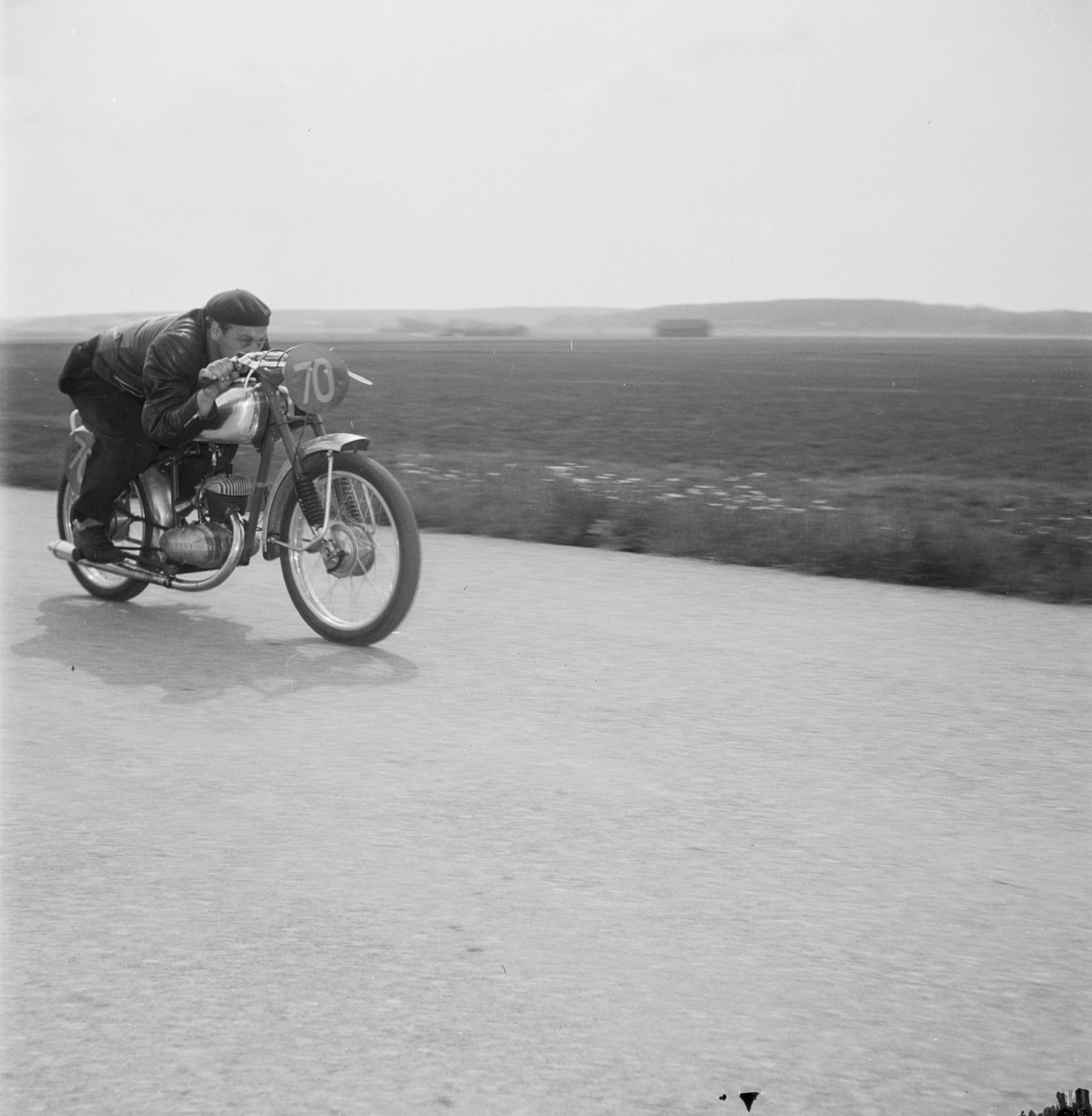 Elon Forsberg, Nymanbolagen, testkör motorcykel av modell TT Racer, Uppsala 1952