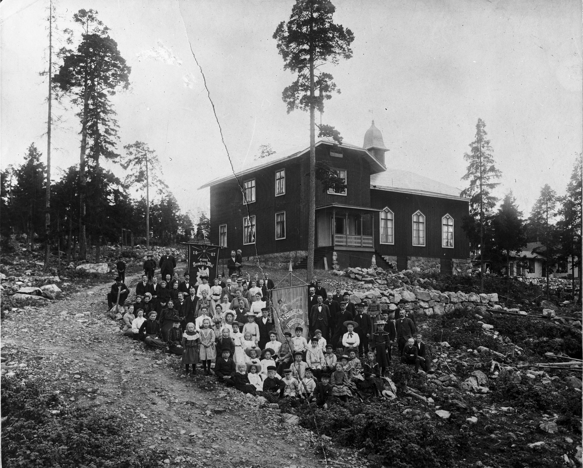 Bomhus Godtemplares första ordenshus.
Uppfört och invigt 1899 (plats mellan fotograf Lövqvist och vattentornet i Kristinelund). Ordenshuset hade stor betydelse för möteslivet. Förutom nykterhetsmöten fanns även bildningsverksamhet, arbetarröelsens möten, teater och film mm.
Ordenshuset var även Valbo församlings predikolokal fram till 1907, då Bomhus kyrka byggdes. Ordenshuset ödelades genom brand den 26 april 1932.
