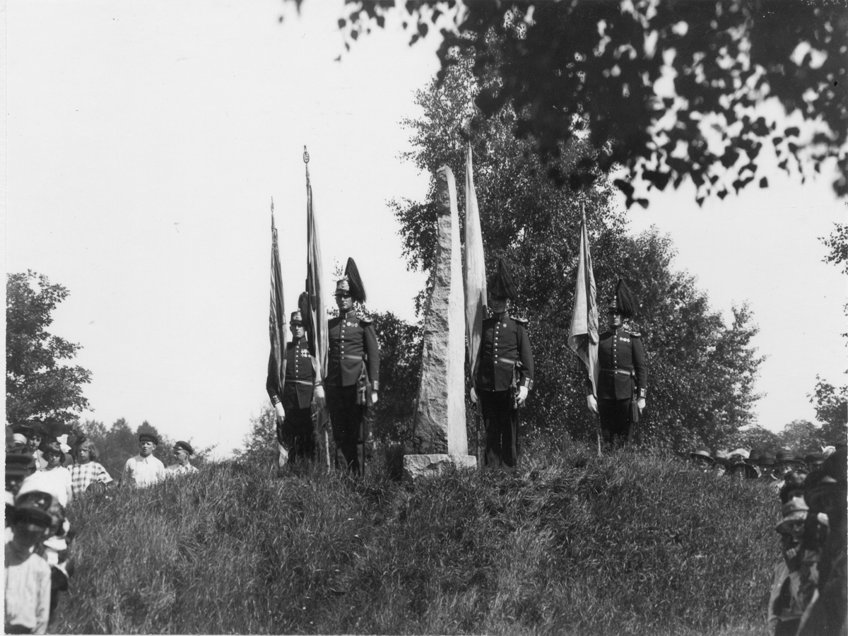 Borgmästare Berggrens fyra söner paraderar vid minnesstenen.
Kungliga Hälsinge Regementes 300-års jubileum 1924.