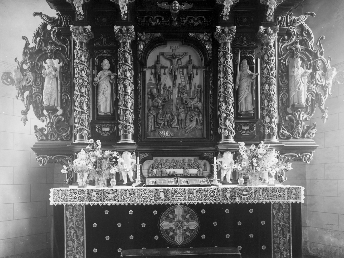 Heliga Trefaldighetskyrkan. Altarduk, sömmad av borgmästarinnan Anna Berggren. Kyrkan är känd för altaruppsatsen och predikstolen, tillverkade av Ewerdt Friis. Han började sitt arbete 1657 och höll på flera år. De var omålade fram till 1746, då de färglades i blått, grått och guld. På 1880-talet tillkom den svarta och guldfärgade påmålning man ser idag. Friis dog 1672 och begravdes inne i kyrkan. Läktarorgeln är byggd 1974 av Grönlunds Orgelbyggeri. Det har tre manualer och pedal och 1000 fria kombinationer. Kororgeln från 1971 är också byggd av Grönlunds.


