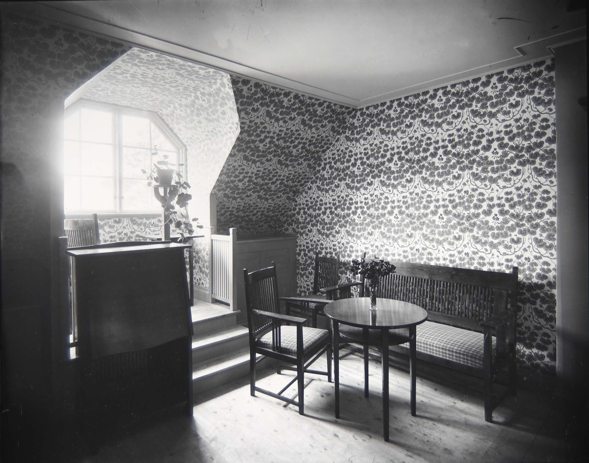 Interiör från Pressens villa, Källvägen 2, Saltsjöbaden, Nacka.  Gästrummet. Arkitekt Carl Westman, 1902.