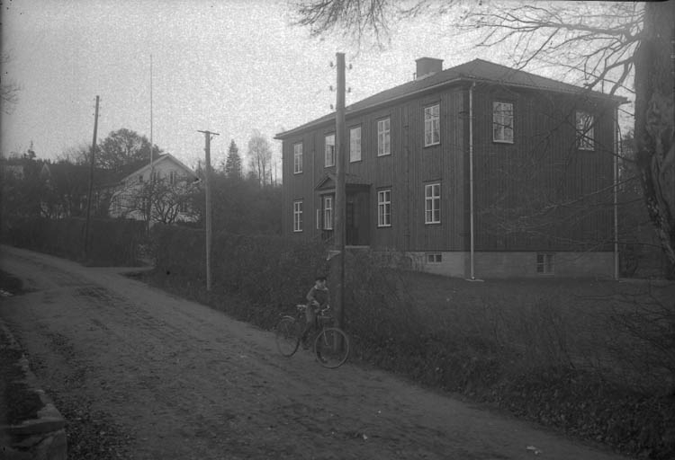 Enligt Bengt Lundins noteringar: "Ljungskile. Två gamla skolor vid Hälle lider nr: 10 & 11. BL 1831".