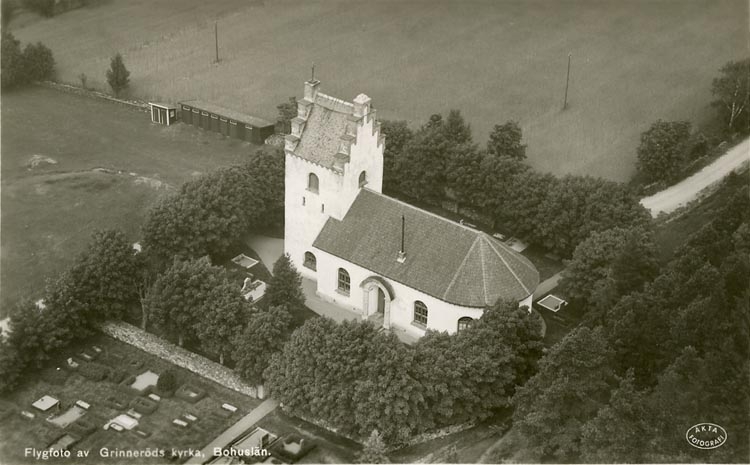 Enligt Bengt Lundins noteringar: "Flygfoto av Grinneröds kyrka. Bohuslän".