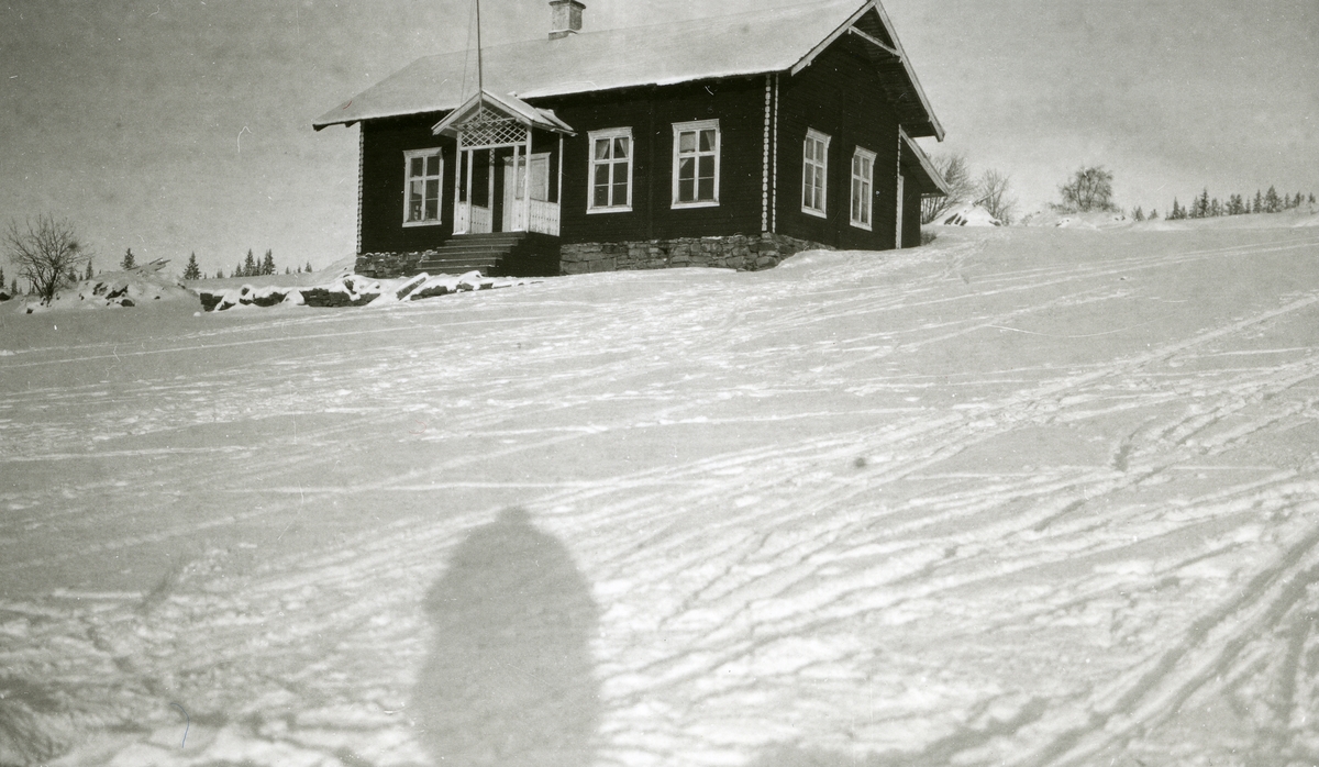 Forsamlingshuset i Galåsen. (Mange skispor rundt omkring huset)