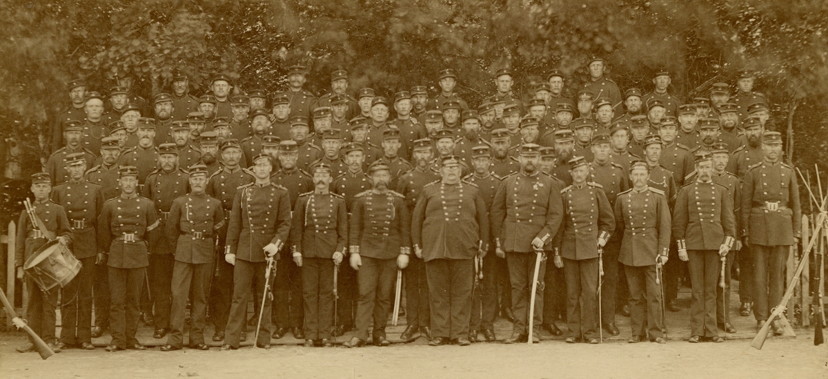 Grupporträtt av officerare och soldater vid Norra skånska infanteiregementet I 24, 1890-tal.