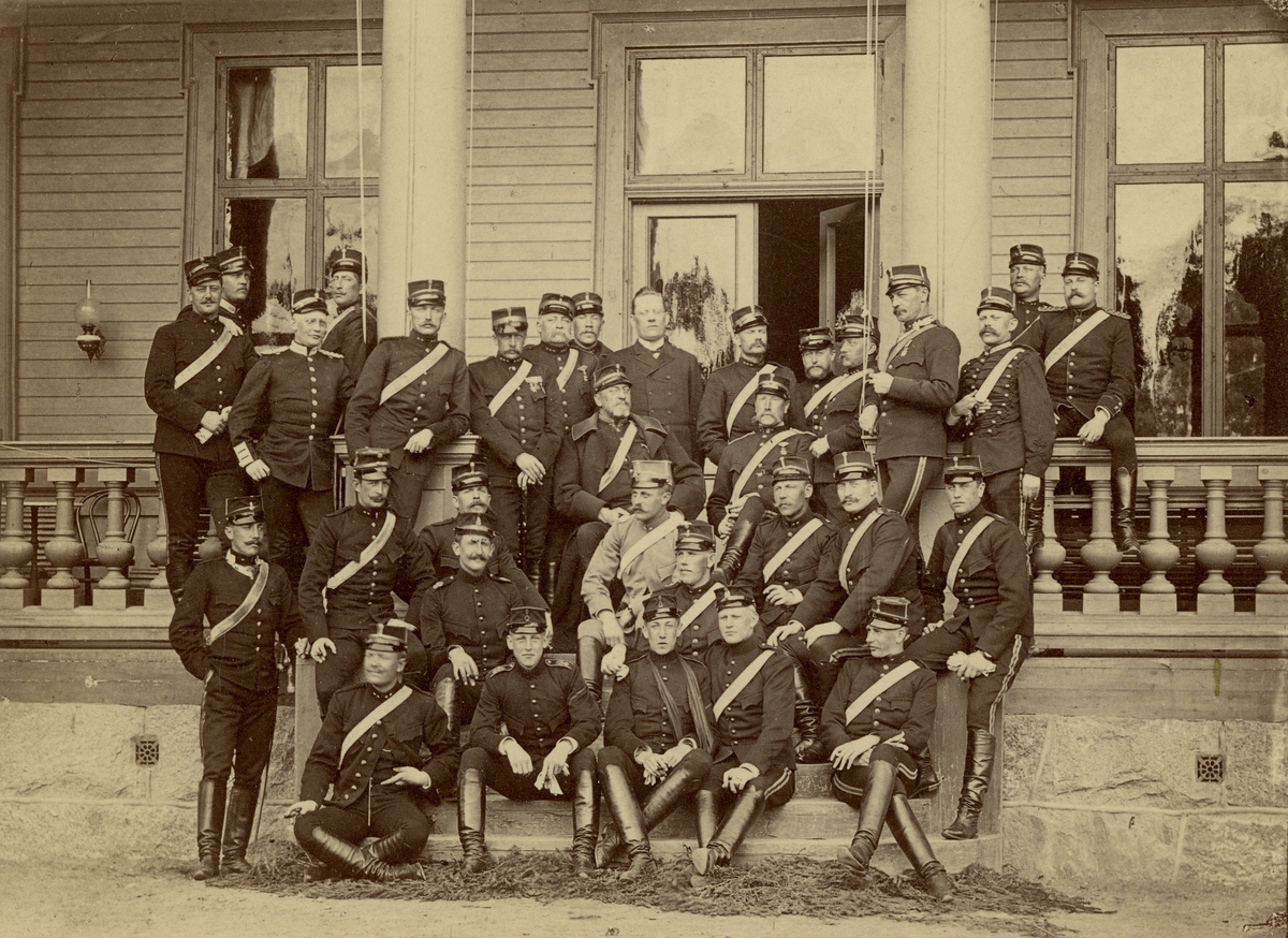 Grupporträtt av officerare från olika artilleriregementen utbildningskurs på Marma skjutfält, omkring 1906.