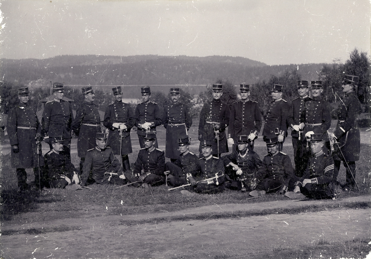 Grupporträtt av II. bataljonen vid Bohusläns regemente I 17 med III. och IV. arméfördelningar år 1902.
För namn se bild Nr. 3.