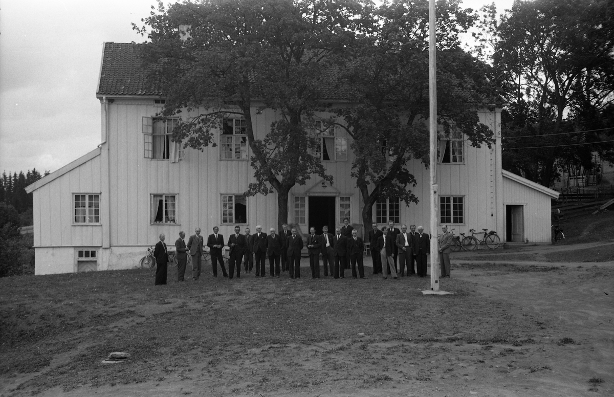 Herredsstyret i Østre Toten møtes på Billerud etter frigjøringa, august 1945. Fire bilder fra gårdsplassen der medlemmene av herredsstyret "mingler".