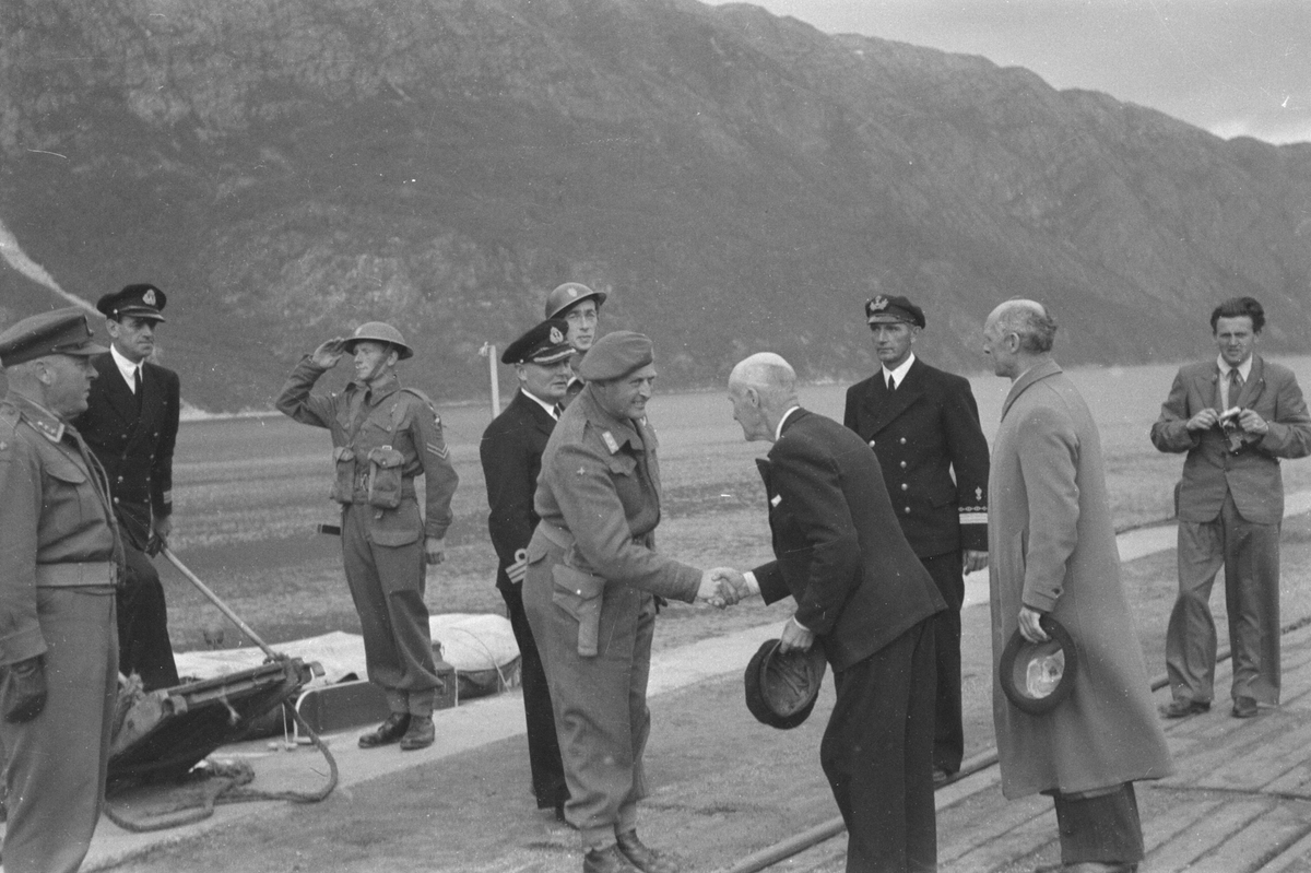 Kronprins Olav ankommer Mosjøen etter frigjøringen. Hilser på Ordfører m.m.