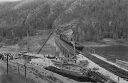 Under bygging av jernbanebrua ved Kvalfors. Lok med vogner p