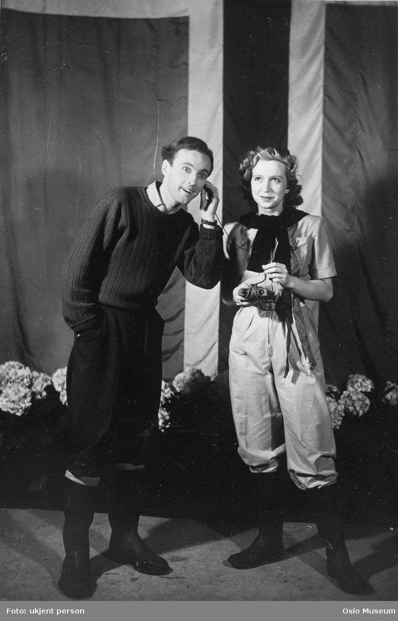 dobbeltportrett, kvinne, mann, skuespillere, festprogram i forbindelse med fredsvåren 1945, stående helfigur, kostymer, flagg