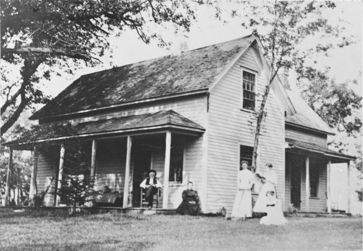 Peter Thompson Ellestads familie foran farm huset.
Fra venstre: Peter, Barbro og deres tre døtre. Dacota county, Minnesota