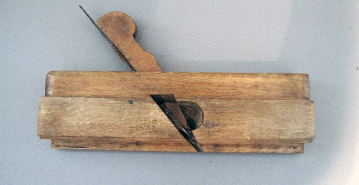 Høvel med treskaft med knivblad av stål brukt til å høvle og utforme lister, kanter etc.