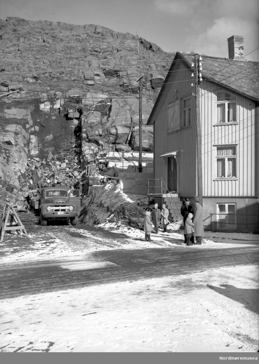 Fjellsprenging i Fjellgata ved Bjørnehaugen på Nordlandet.
Fra Nordmøre museum sin fotosamling, Williamsarkivet. EFR2015