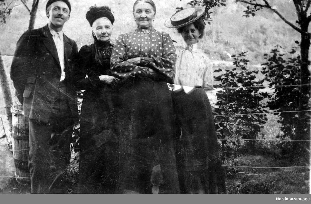 Foto av tre kvinner og en mann. Bildet er registrert på Arne Lund. Fra Nils Williams fotoarkiv. Fra Nordmøre museums fotosamlinger.
