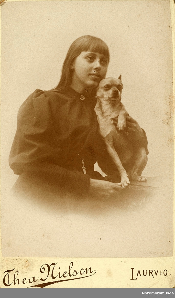 Marie med hund.
 Bilde fra Marie Knudtzon (1879-1966) sin fotosamling. Se bilde nr KMb-2010-011.0001 for mer biografi. Fra Nordmøre museum sin fotosamling.
