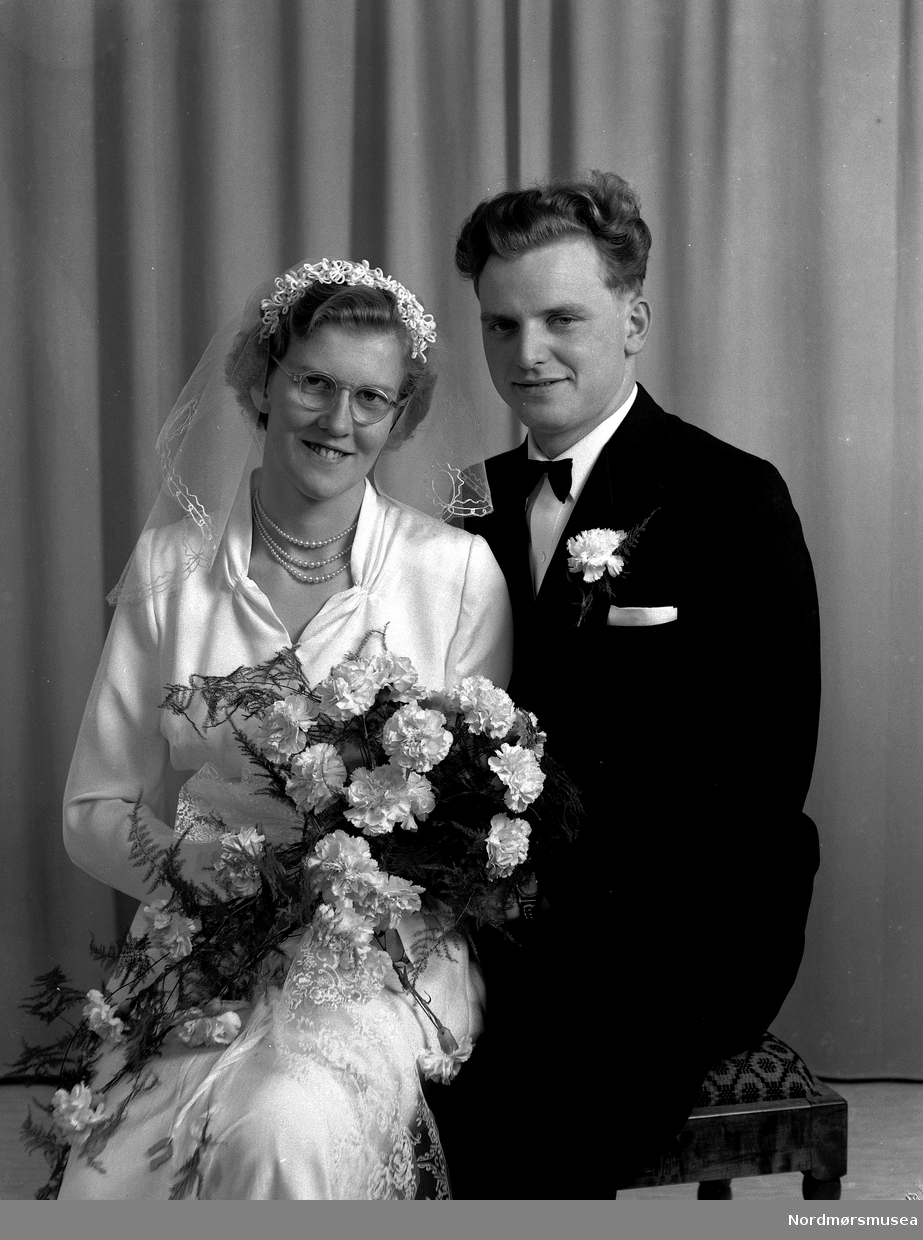 Borghild født Hanem 1931 og Egil Slørdal. Info 2017: Arne Storset. Brudebilde registrert på Slørdal. Fra Nordmøre museums fotosamlinger, Halås-arkivet.