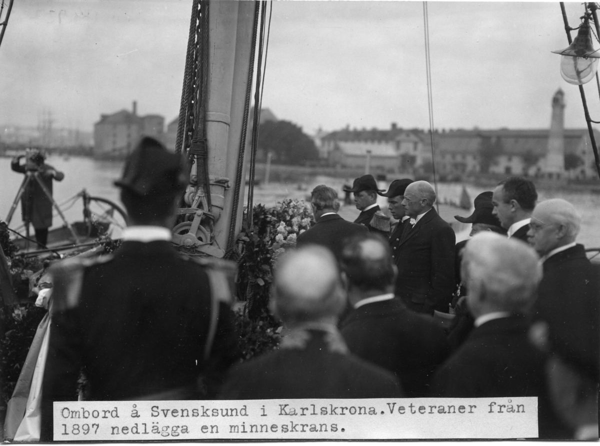 "Ombord å Svensksund i Karlskrona. Veteraner från 1897 nedlägga en minneskrans."