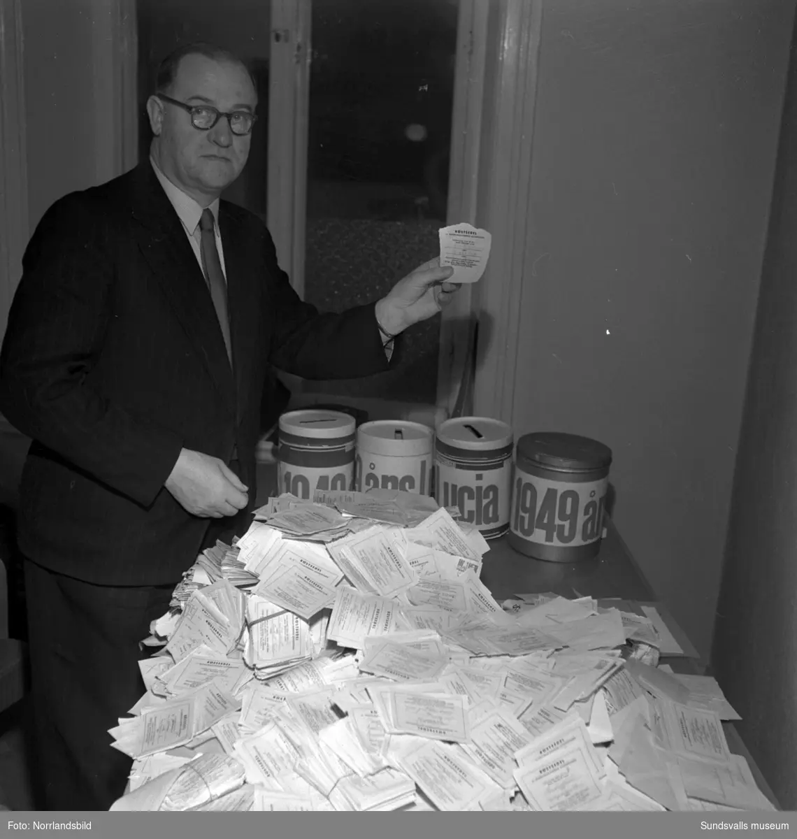 Röstsedlar inför luciavalet 1949 räknas på SundsvallsPosten av kriminalkommissarie Henning Forsgren.