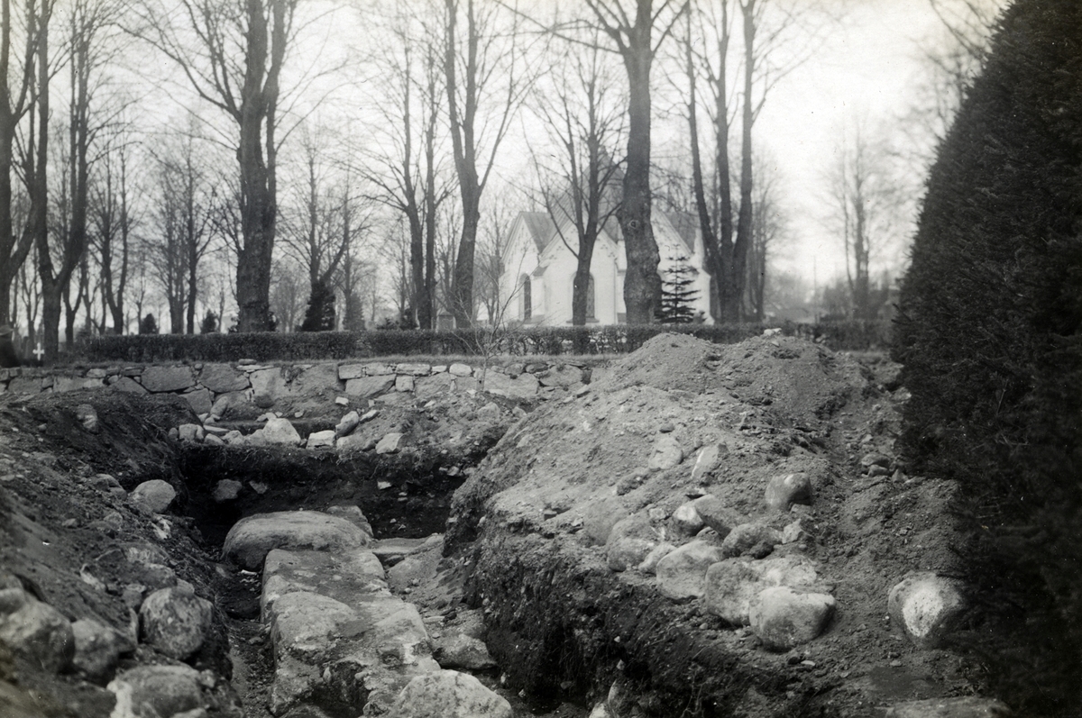 Torrgraven mellan Slottsbastionen och Södra kyrkogården under arkeologisk utgrävning 1932.