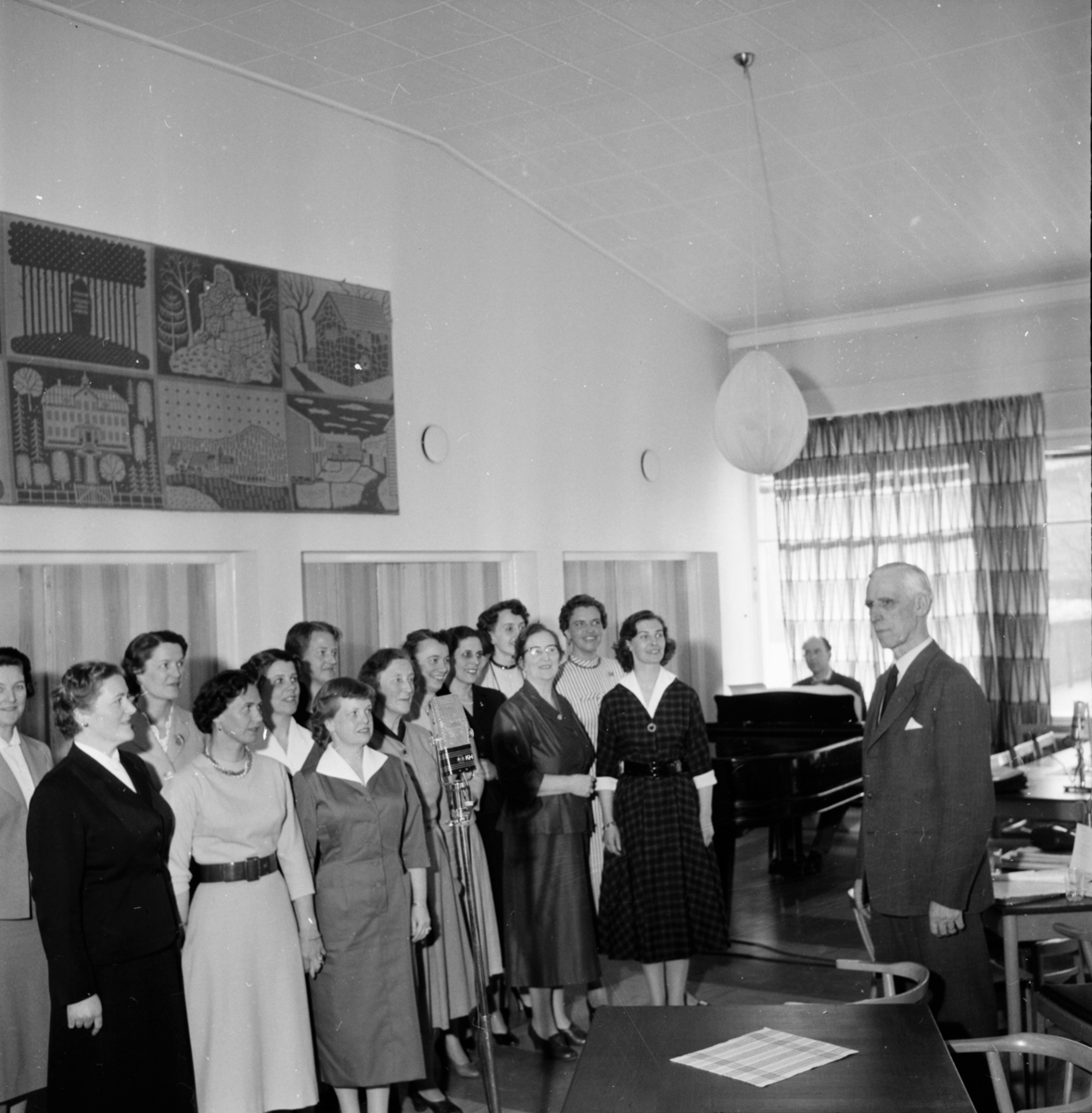 Radioprogram med Ljusdals damkör.
Mars 1958