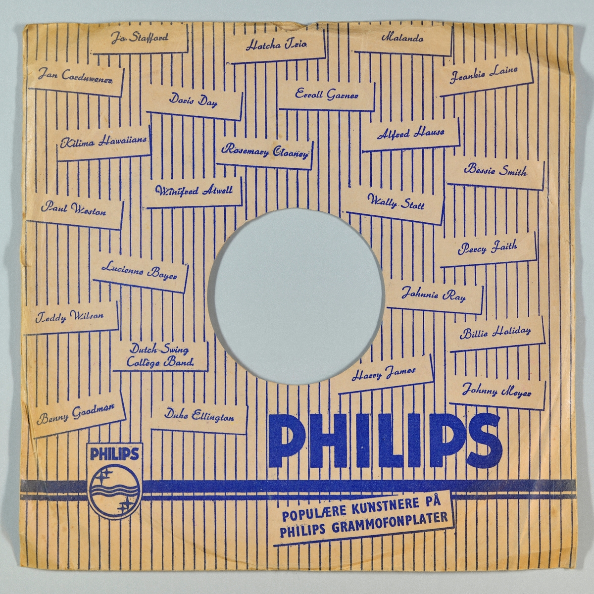 FTT.54159.01:
Svart grammofonplate laget av bakelitt og skjellak. Etiketten er blå med sølvskrift. Logoen til Philips er på etiketten

FTT.54159.02:
Plateomslag til platen laget av hvitt/beige papir med skrift/design i blått. Begge sidene har loddrette striper. På forsiden er logoen til Philips og over hele omslaget står det navn på ulike artister gitt ut på Philips. På baksiden er det små informasjonsbokser om grammofonmusikk, langspilleplater, Philips fjærlette pick-up og et bilde som viser forskjellen på en normal plate og en langspillplate.