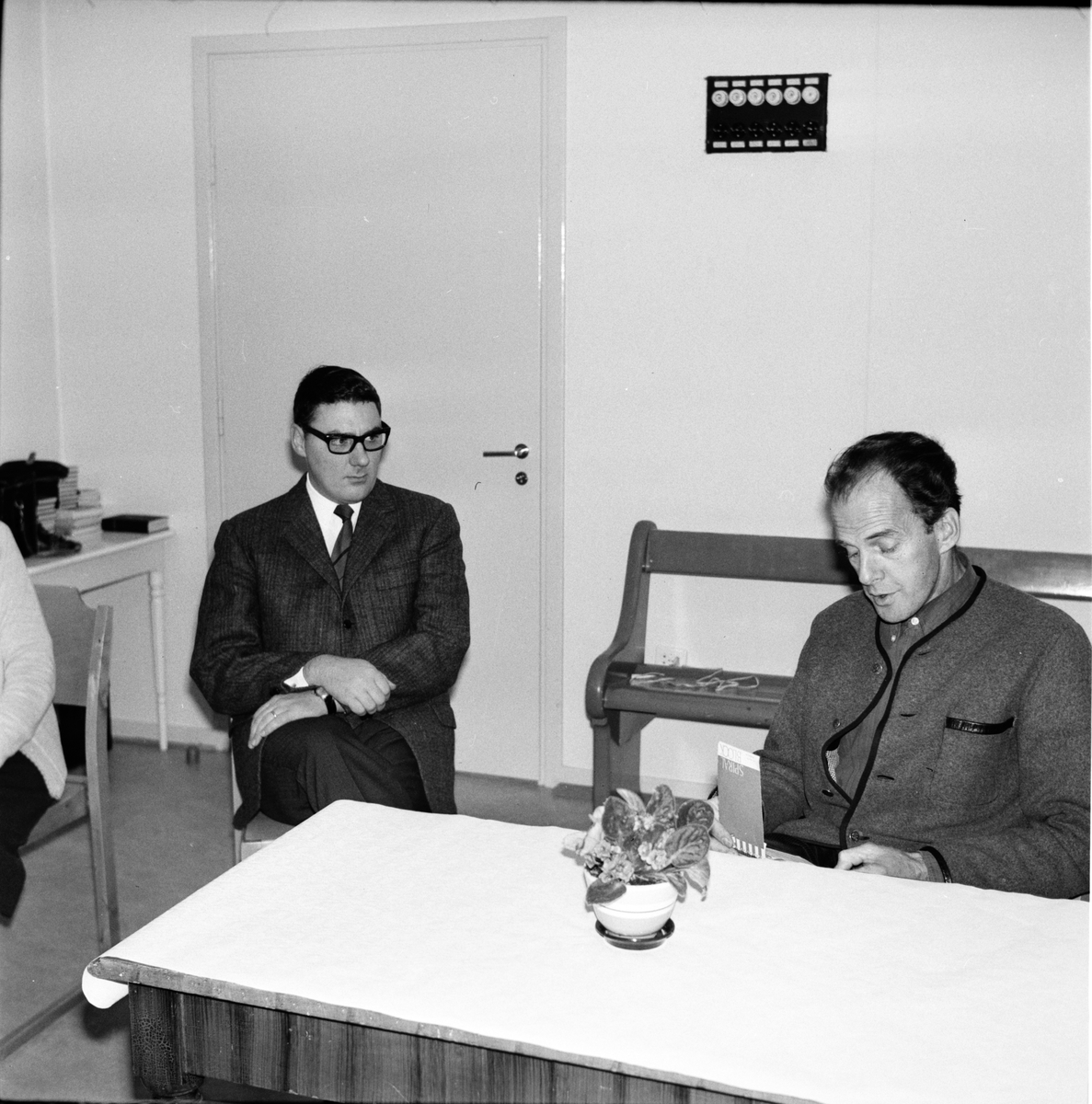 Vallsta, Karl Rune Nordkvist på pensionärsträff i Vallsta Missionskyrka med Viggo Junkes.
December 1967