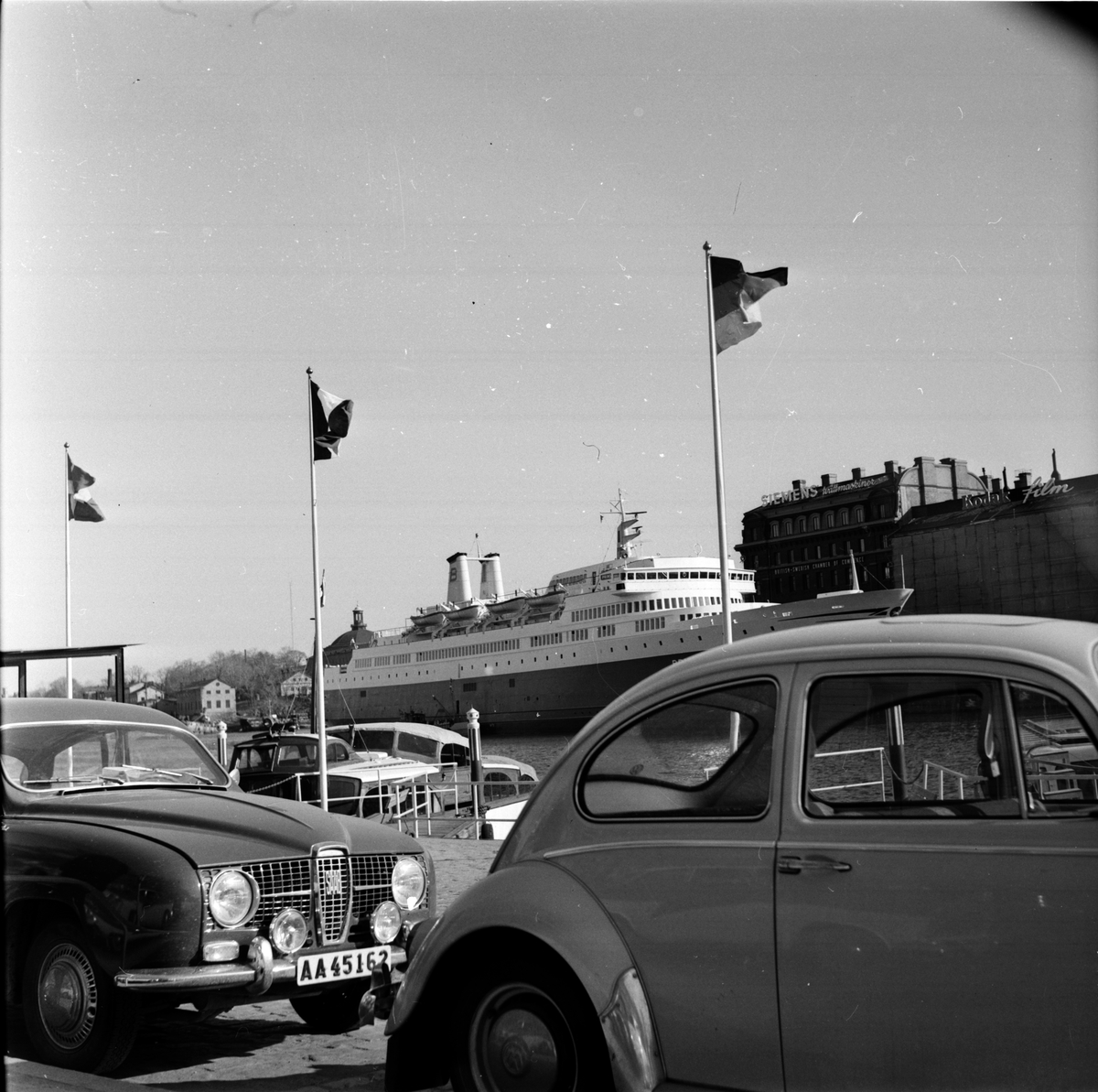 Kaj med bilar, i bakgrunden M/S Prins Hamlet. Troligtvis Stockholm.
18 Maj 1966
