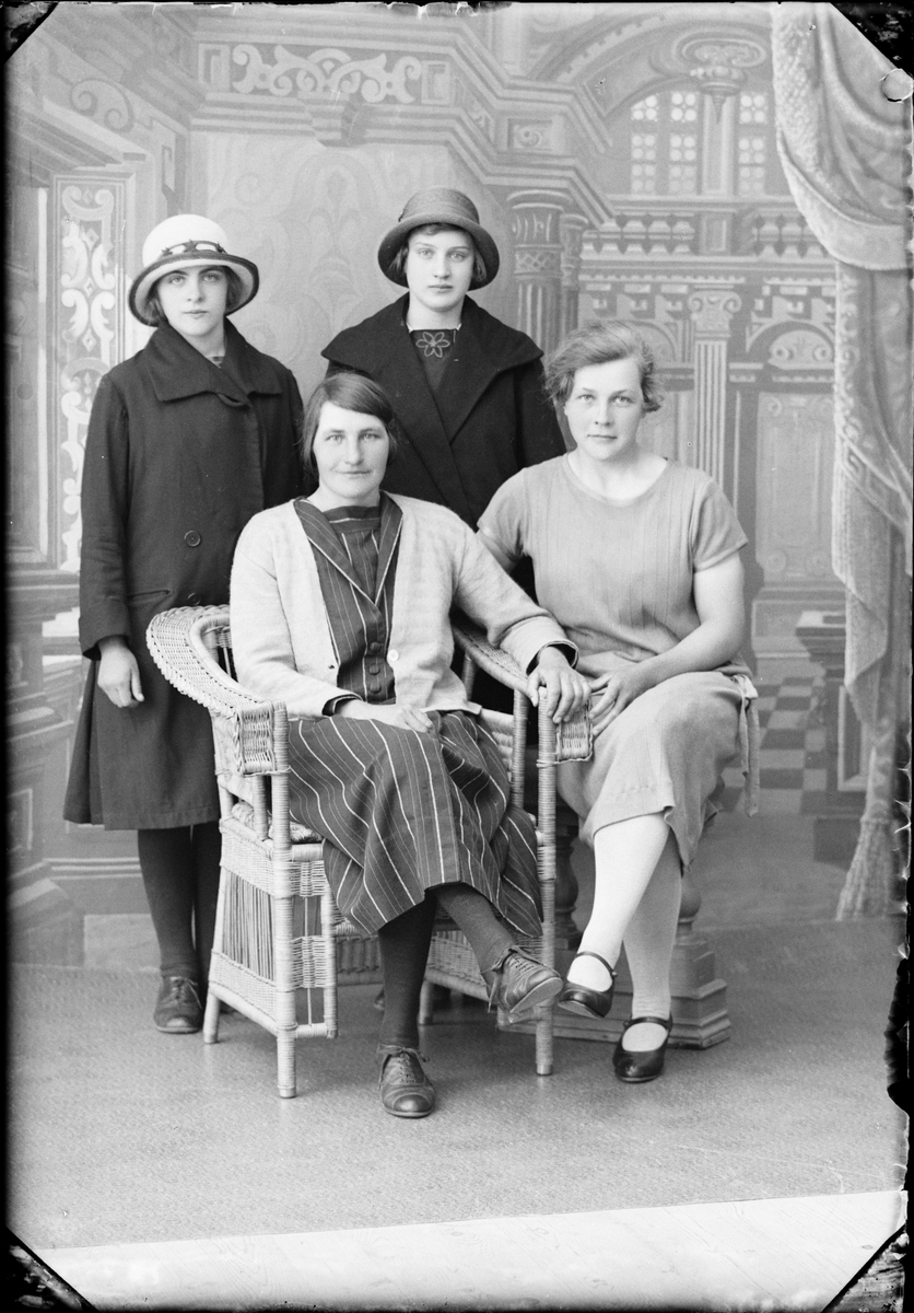 Ateljéporträtt - fyra kvinnor, Öregrund, Uppland 1927