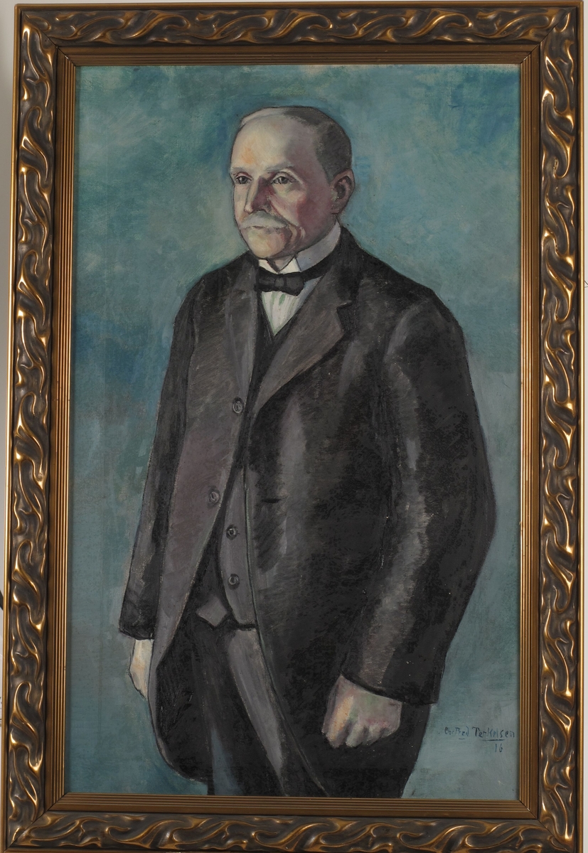 Portrett av hattemaker Asmund Nilssen (1854 - 1933). Stående hvithåret, kortvokst eldre herre, halv profil venstre.