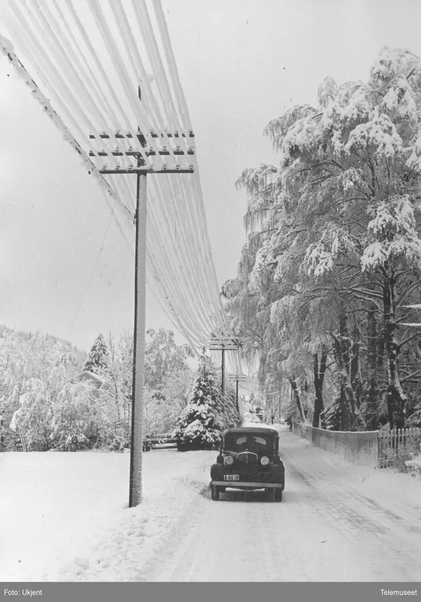 Bil på Lommedalsveien ved Belsetmoen i desember 1950