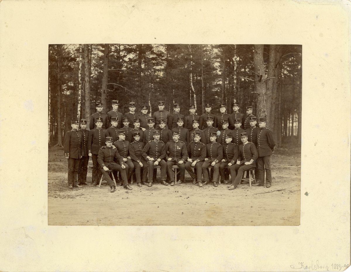 Grupporträtt av officerare vid officersvolontärskolan på Karlsborg 1889-1890.
För namn, se bild nr. 3.