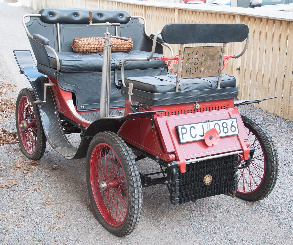 De Dion Bouton Vis-à-vis 1901 standardutförande
Motoreffekt 5 hk. 
Längd 2250 mm, bredd 1300 mm. Tjänstevikt 470 kg, totalvikt 700 kg. Däckdimension 26x3
Chassinr 1200
