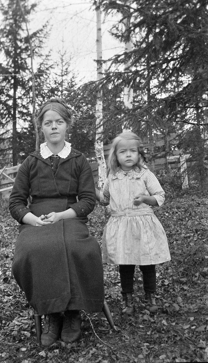 To søstre. Den eldste er Hildeborg Olafsen Ekern (Thune), den yngste Randi Margrete Olafsen Ekern (g.Raddum).