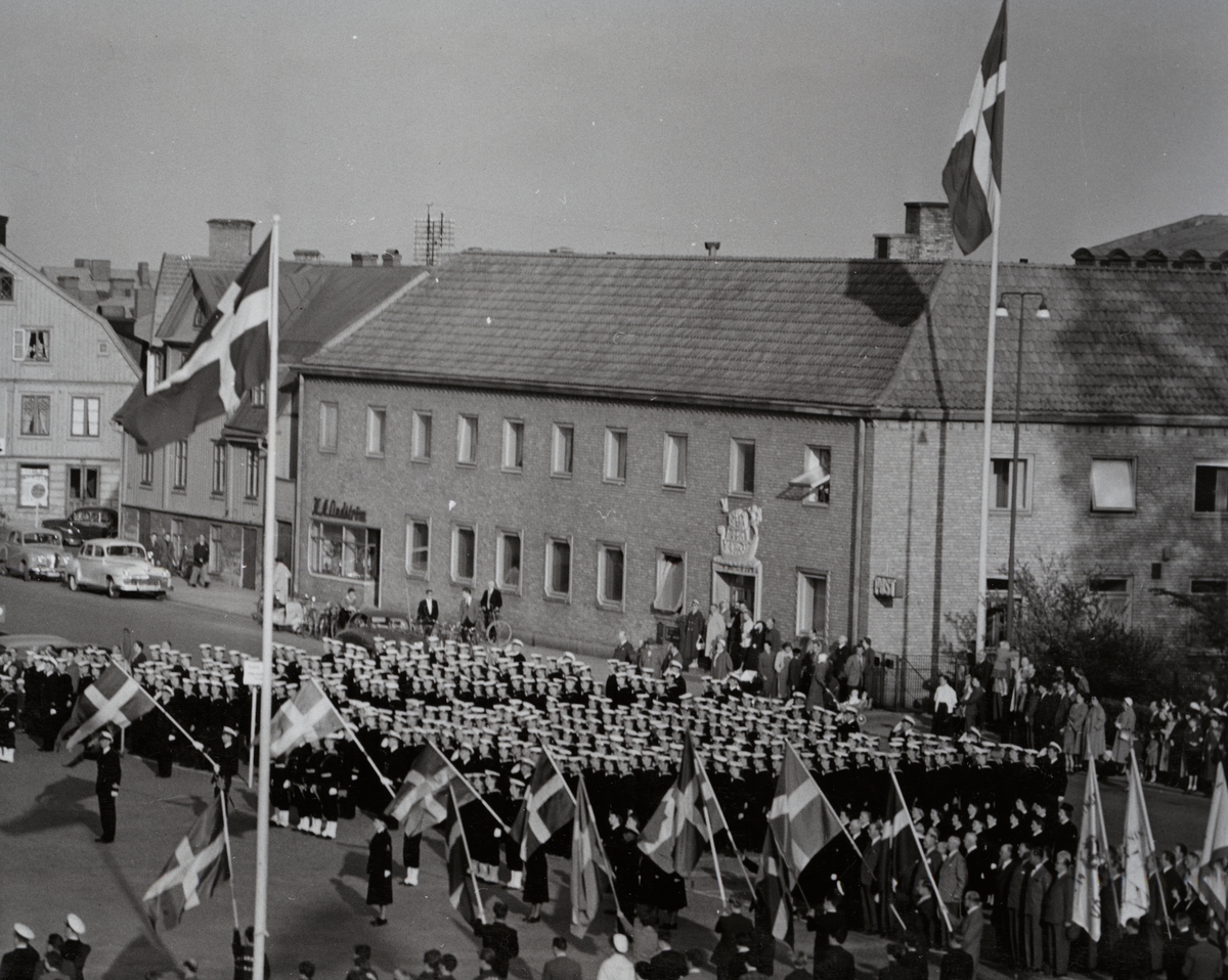 Uniformsklädda flottister står uppställda framför gamla posthuset vid Stortorget i Karlskrona.
