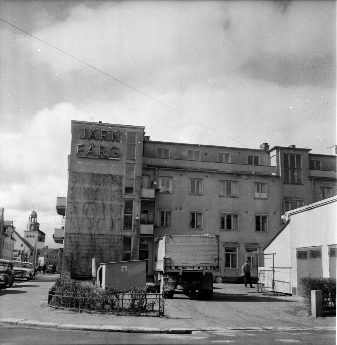 Bostadshus och järnhandel, 1958.