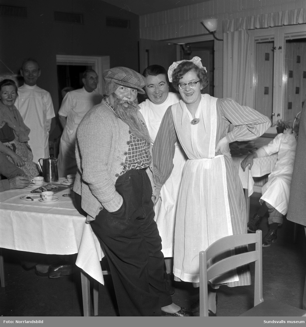 Pensionärsfest med spexande utklädda deltagare på Solhaga pensionärshem i Haga.