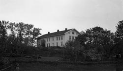 Hovedbygningen på gården Kraby Østre i Østre Toten, ca. 1920