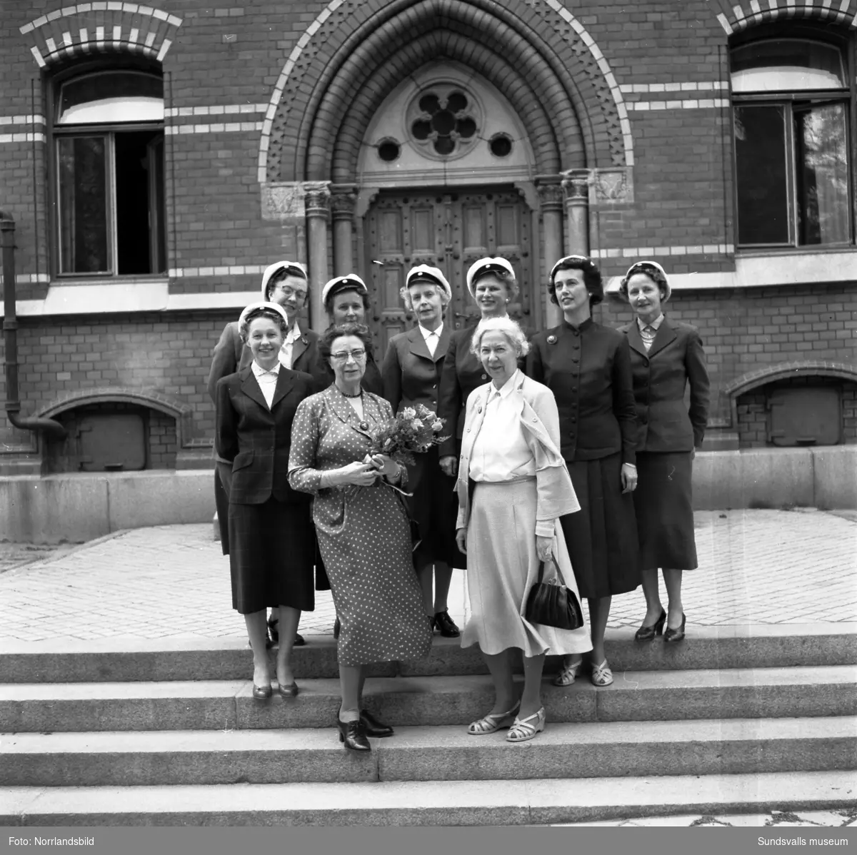 Studentjubileum med gruppbilder utanför läroverket och flickskolan. Det är 1931 års kull som firar 25 år.