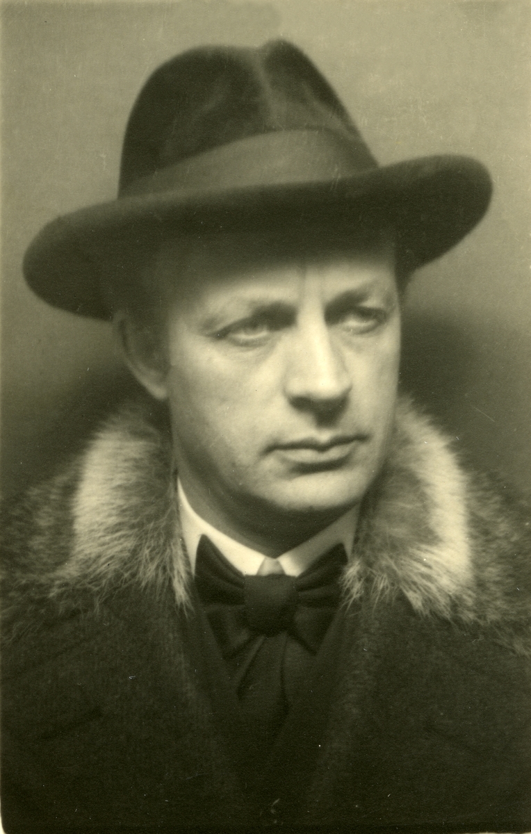 Portrett av Haakon Garaasen (6/7 1887 - 1957) med hatt og frakk m/skinnkrage.